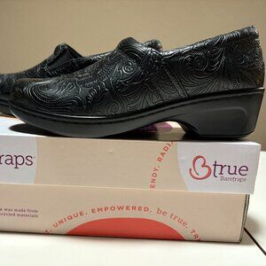 Btrue By Baretraps Womens Brasil Round Closed Toe Slip-On Shoe